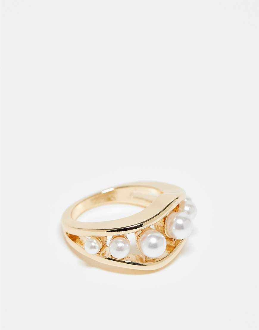 ASOS DESIGN - Goldfarbener Ring mit Kunstperlendetail ASOS DESIGN - Goldfarbener Ring mit Kunstperlendetail von ASOS DESIGN