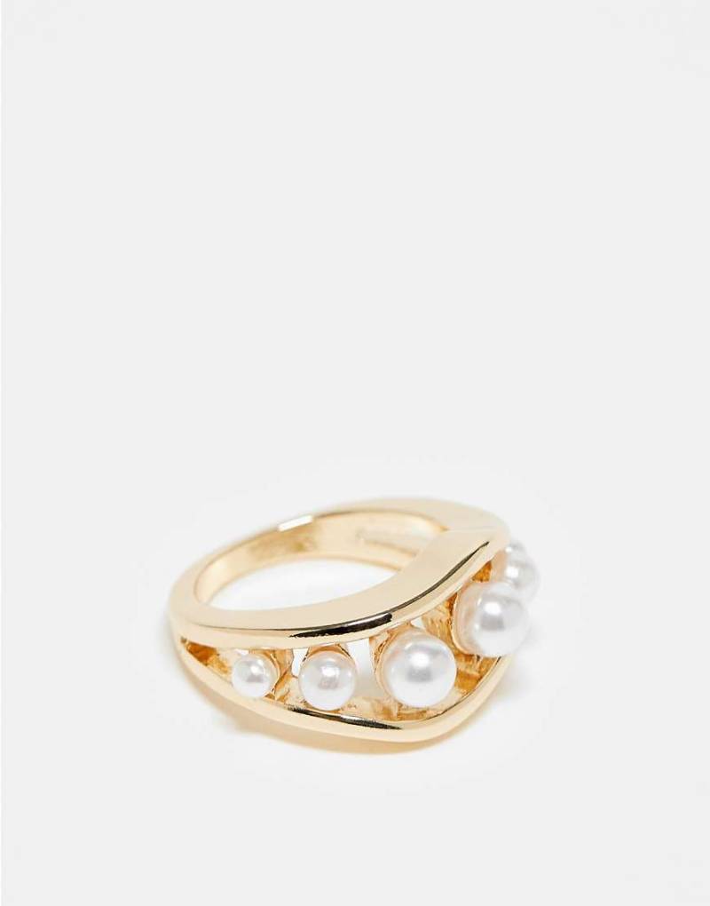 ASOS DESIGN - Goldfarbener Ring mit Kunstperlendetail von ASOS DESIGN
