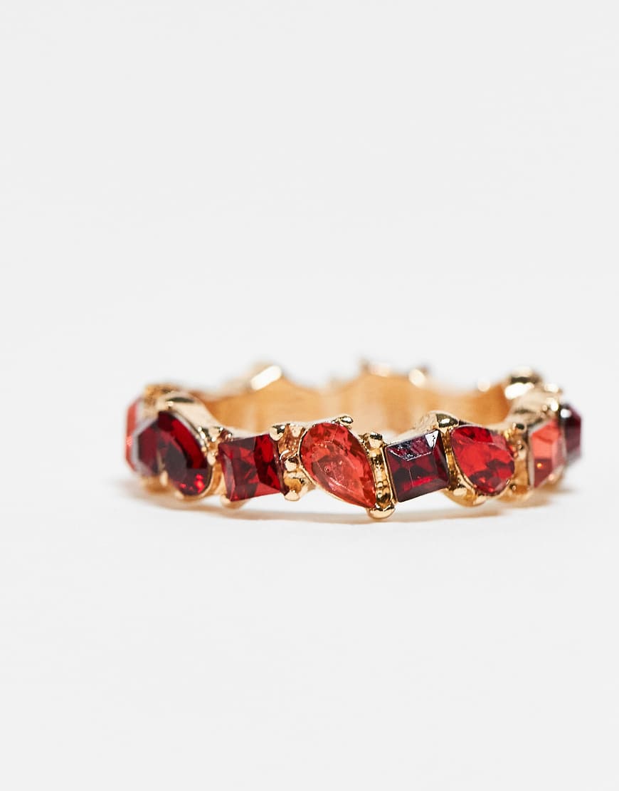 ASOS DESIGN - Goldfarbener Ring mit Schmucksteinen in Rottönen von ASOS DESIGN