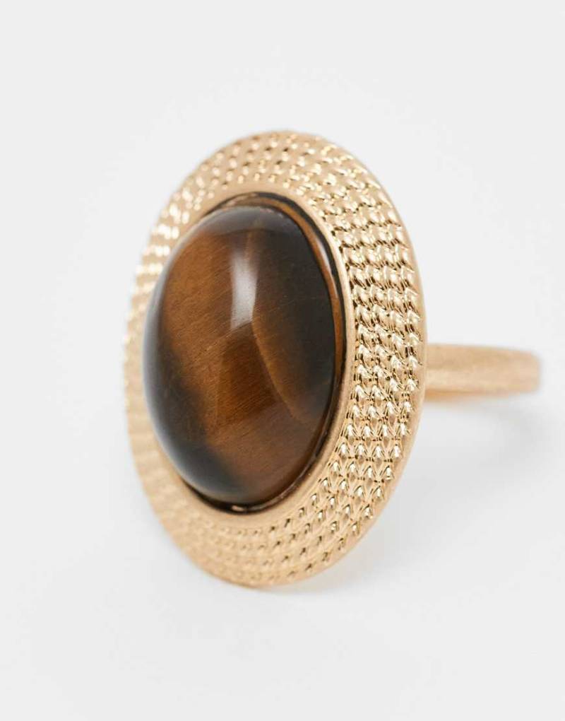 ASOS DESIGN - Goldfarbener Ring mit Tigerauge-Zierstein von ASOS DESIGN