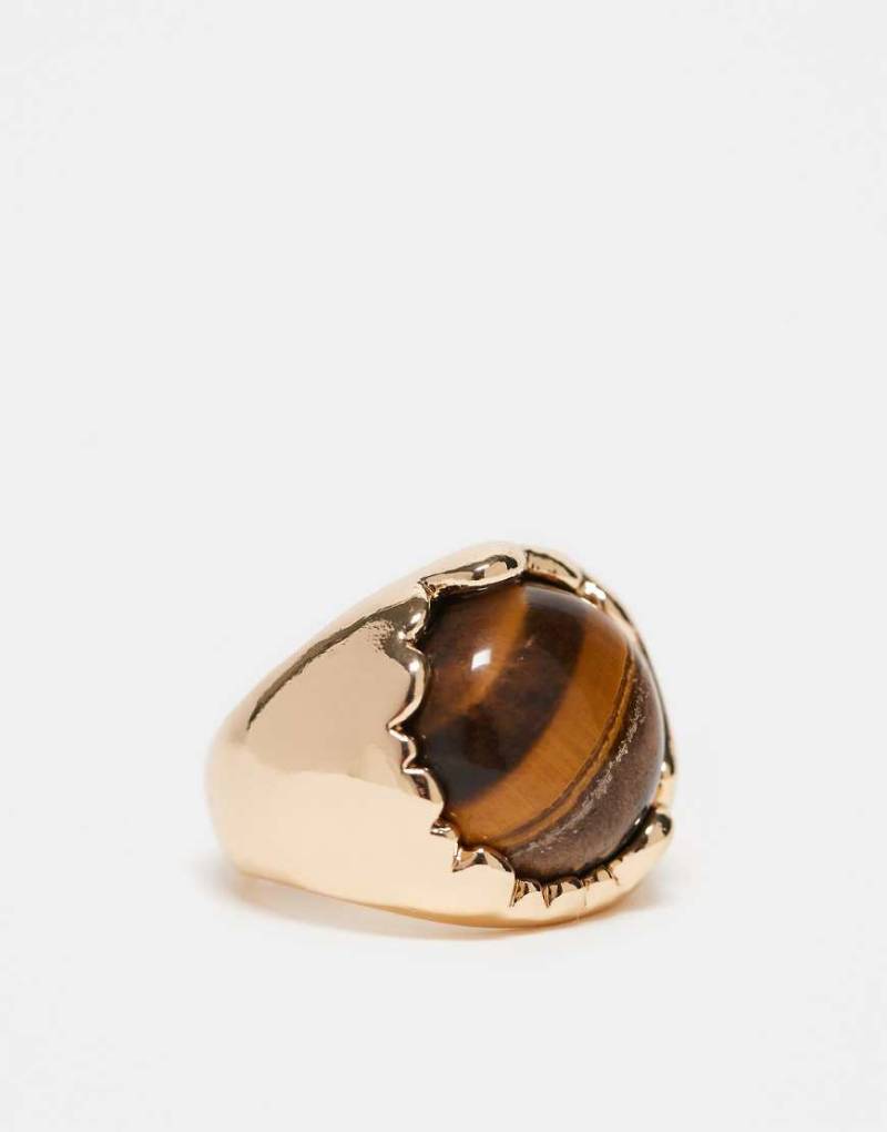 ASOS DESIGN - Goldfarbener Ring mit echtem Tigerauge-Halbedelsteinanhänger von ASOS DESIGN