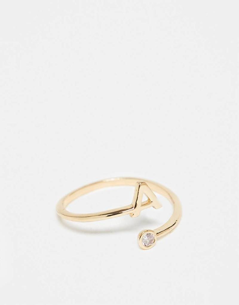 ASOS DESIGN - Goldfarbener Ring mit Wickeldesign, Zirkoniabesatz, „A"-Initiale und Geschenkbeutel von ASOS DESIGN
