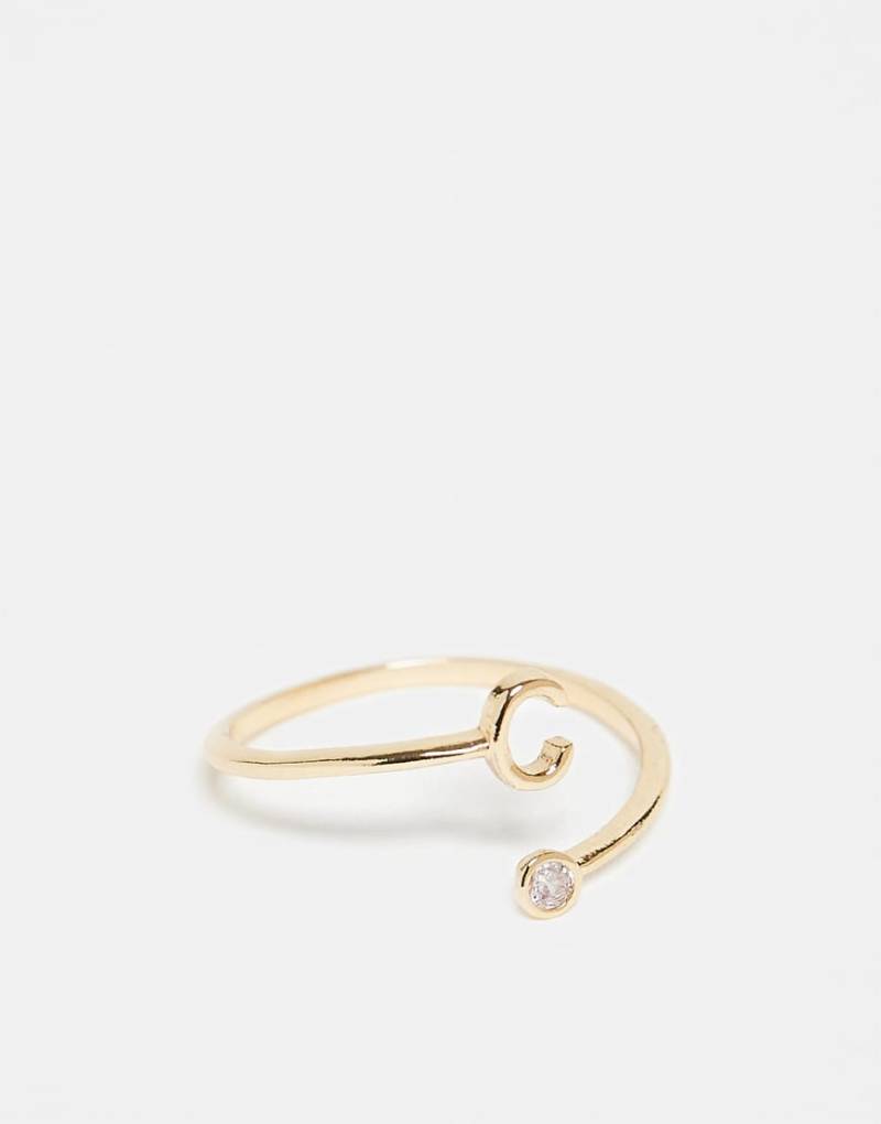 ASOS DESIGN - Goldfarbener Ring mit Wickeldesign, Zirkoniabesatz, „C"-Initiale und Geschenkbeutel von ASOS DESIGN