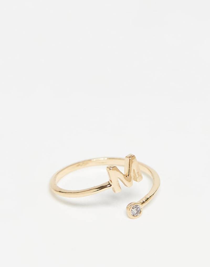 ASOS DESIGN - Goldfarbener Ring mit Wickeldesign, Zirkoniabesatz, „M"-Initiale und Geschenkbeutel von ASOS DESIGN