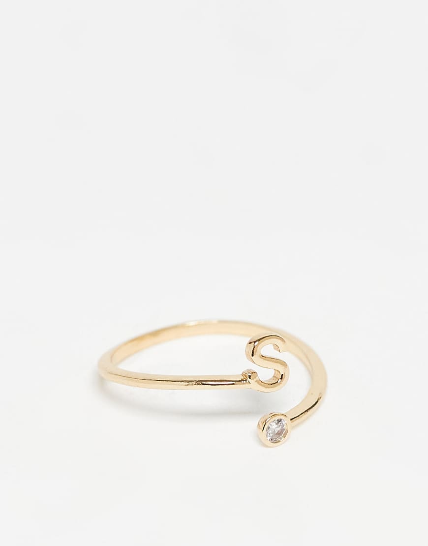ASOS DESIGN - Goldfarbener Ring mit Wickeldesign, Zirkoniabesatz, „S"-Initiale und Geschenkbeutel von ASOS DESIGN