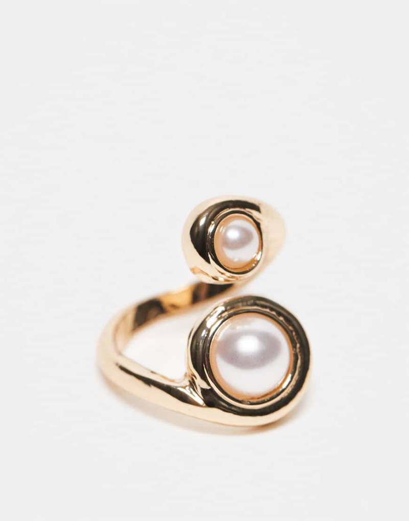 ASOS DESIGN - Goldfarbener Ring mit Wickeldesign und Kunstperlendetail von ASOS DESIGN