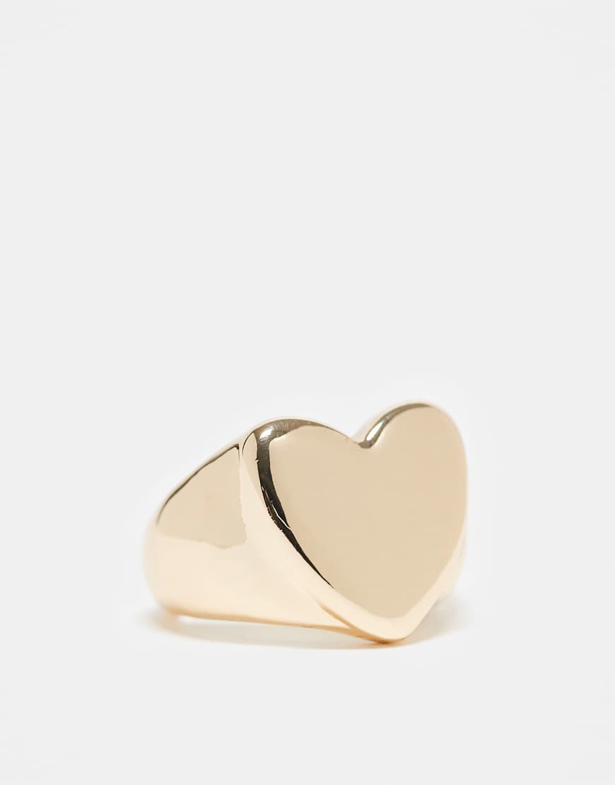ASOS DESIGN - Goldfarbener Ring mit bauschigem Herzdetail von ASOS DESIGN