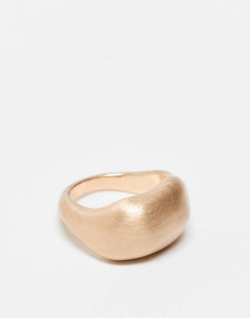 ASOS DESIGN - Goldfarbener Ring mit breitem Design und gebürsteter Optik von ASOS DESIGN