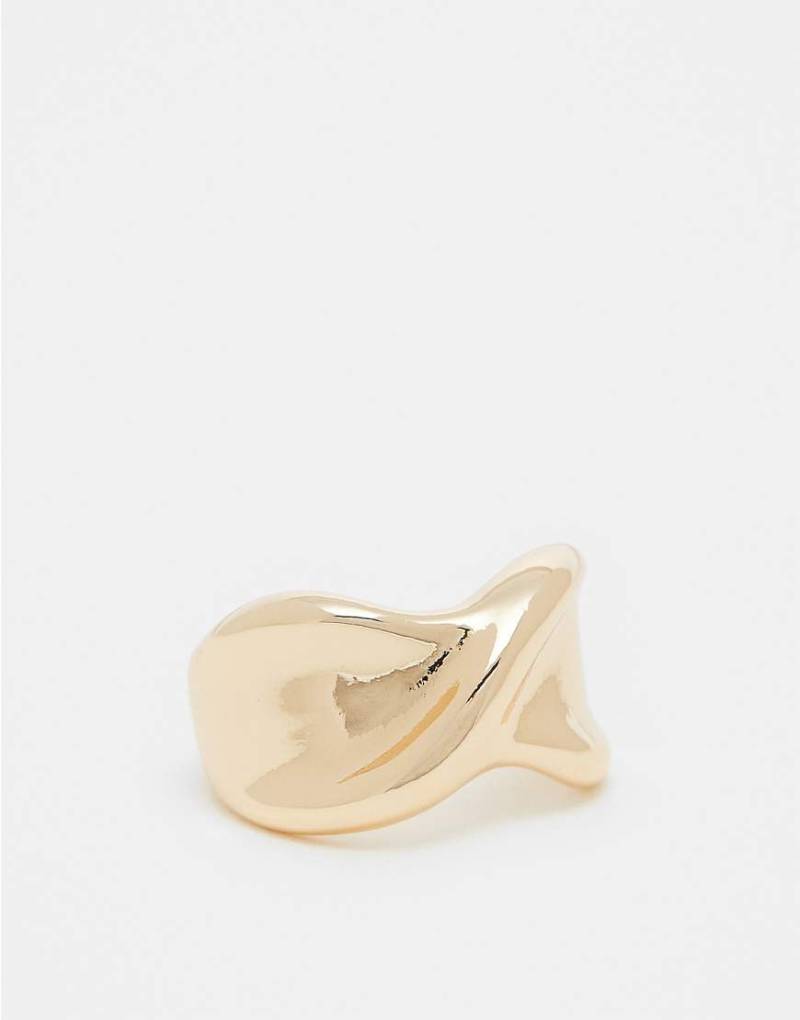 ASOS DESIGN - Goldfarbener Ring mit gedrehtem Design von ASOS DESIGN