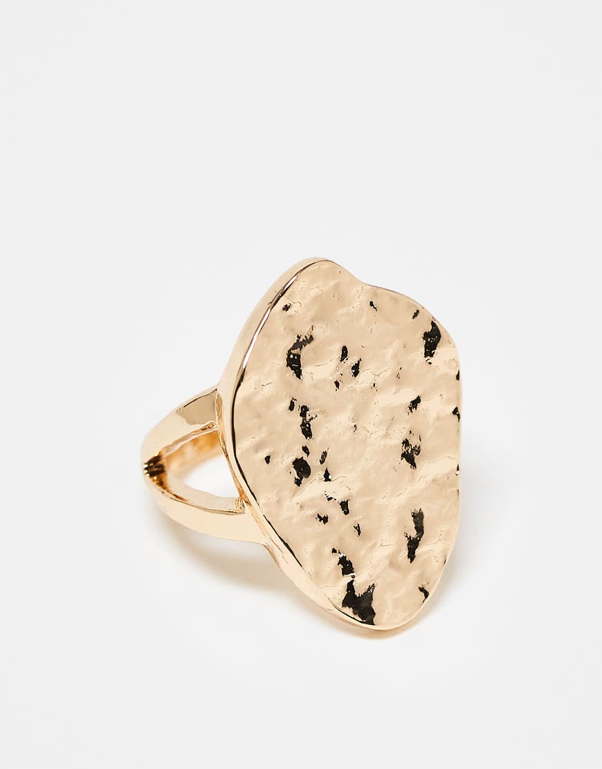 ASOS DESIGN - Goldfarbener Ring mit geschmolzener, gehämmerter Struktur von ASOS DESIGN
