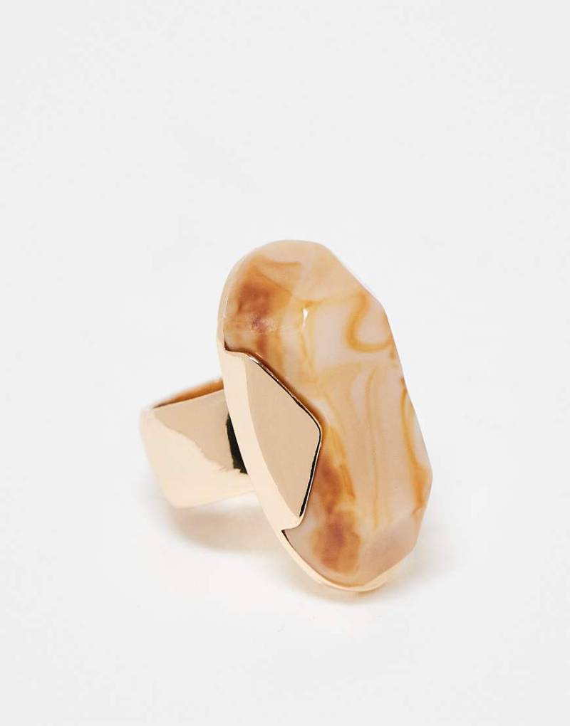 ASOS DESIGN - Goldfarbener Ring mit großem Zierstein aus Kunstharz von ASOS DESIGN