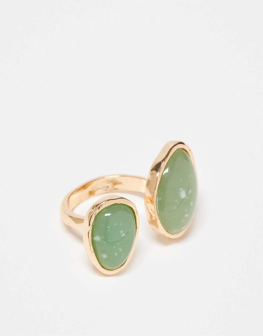ASOS DESIGN - Goldfarbener Ring mit grünem Halbedelstein von ASOS DESIGN