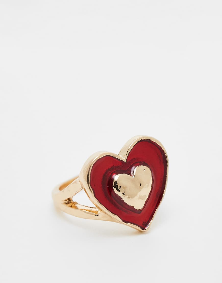 ASOS DESIGN - Goldfarbener Ring mit rotem Herzdesign aus Kunstharz von ASOS DESIGN