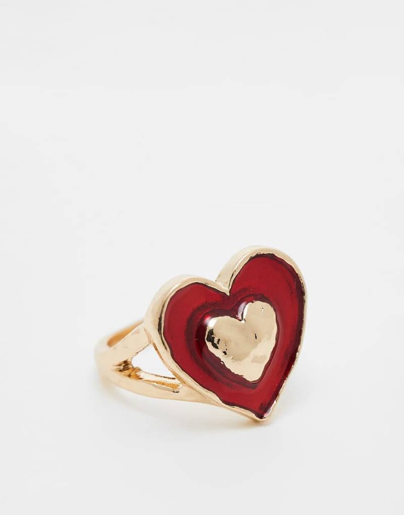 ASOS DESIGN - Goldfarbener Ring mit rotem Herzdesign aus Kunstharz von ASOS DESIGN