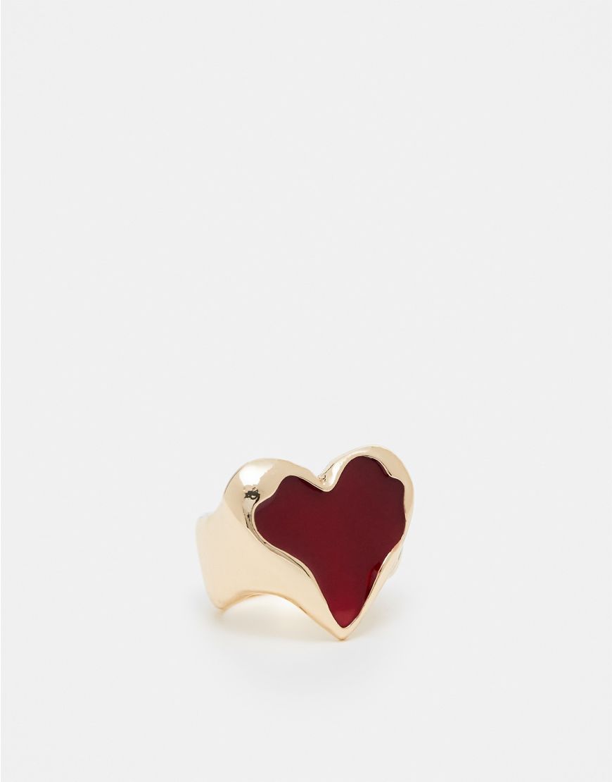ASOS DESIGN - Goldfarbener Ring mit rotem Herzdesign aus Kunstharz von ASOS DESIGN