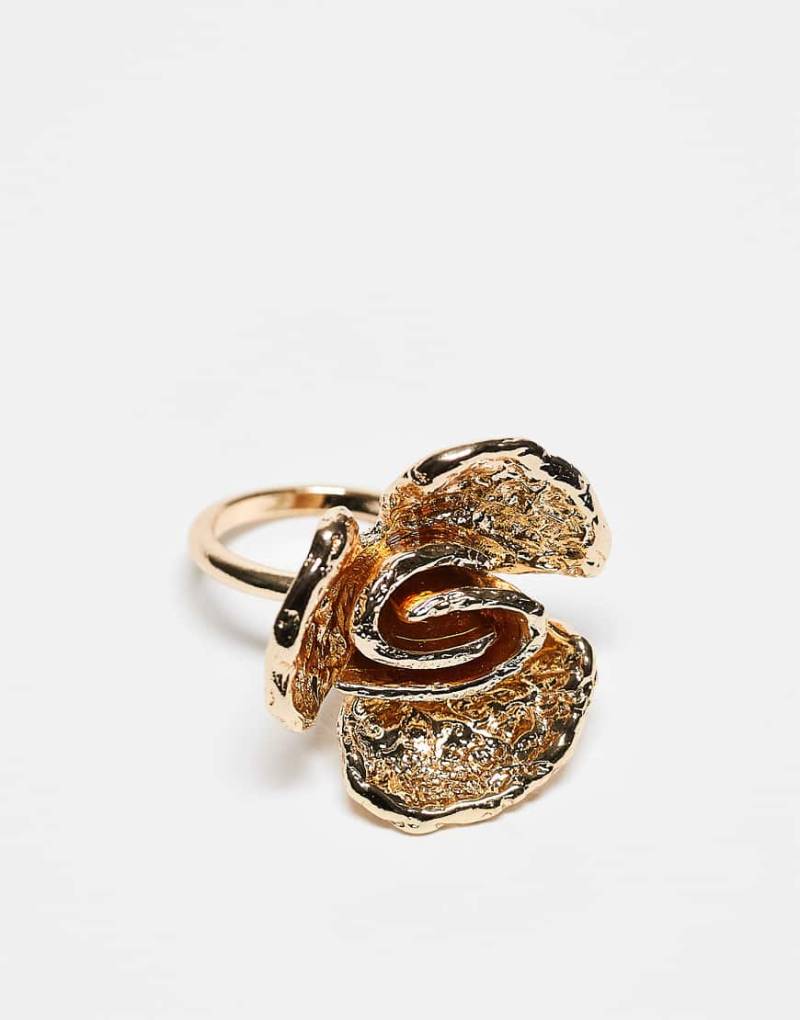 ASOS DESIGN - Goldfarbener Ring mit texturiertem Blumendesign von ASOS DESIGN