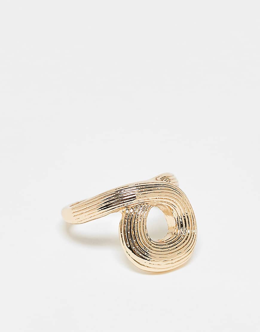 ASOS DESIGN - Goldfarbener Ring mit verdrehtem Schlaufendetail von ASOS DESIGN