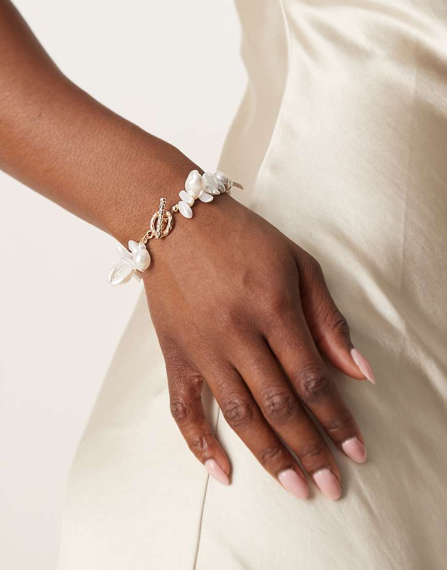 ASOS DESIGN - Goldfarbenes Armband aus Kunstperlen mit T-Steg-Detail von ASOS DESIGN