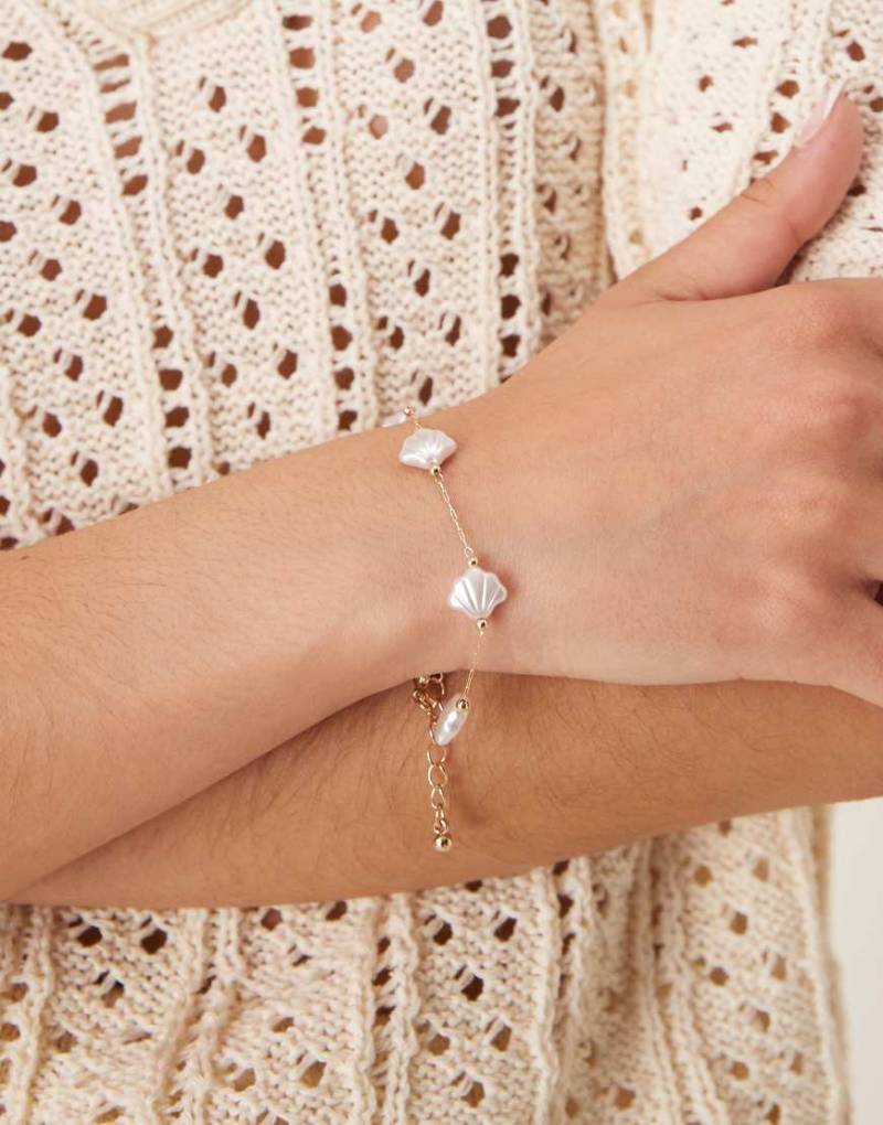 ASOS DESIGN - Goldfarbenes Armband mit Zierperlen-Muschel-Anhängern von ASOS DESIGN