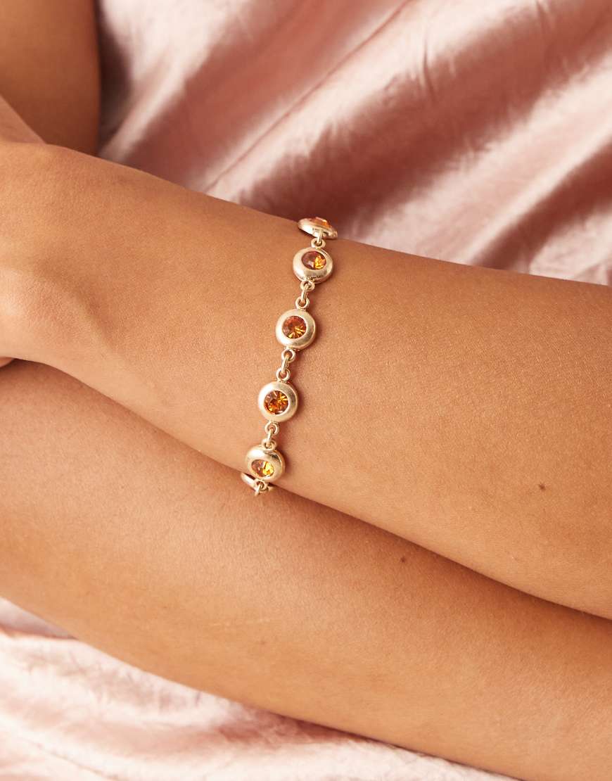 ASOS DESIGN - Goldfarbenes Armband mit eingefassten Schmucksteinen in Bernstein-Optik von ASOS DESIGN