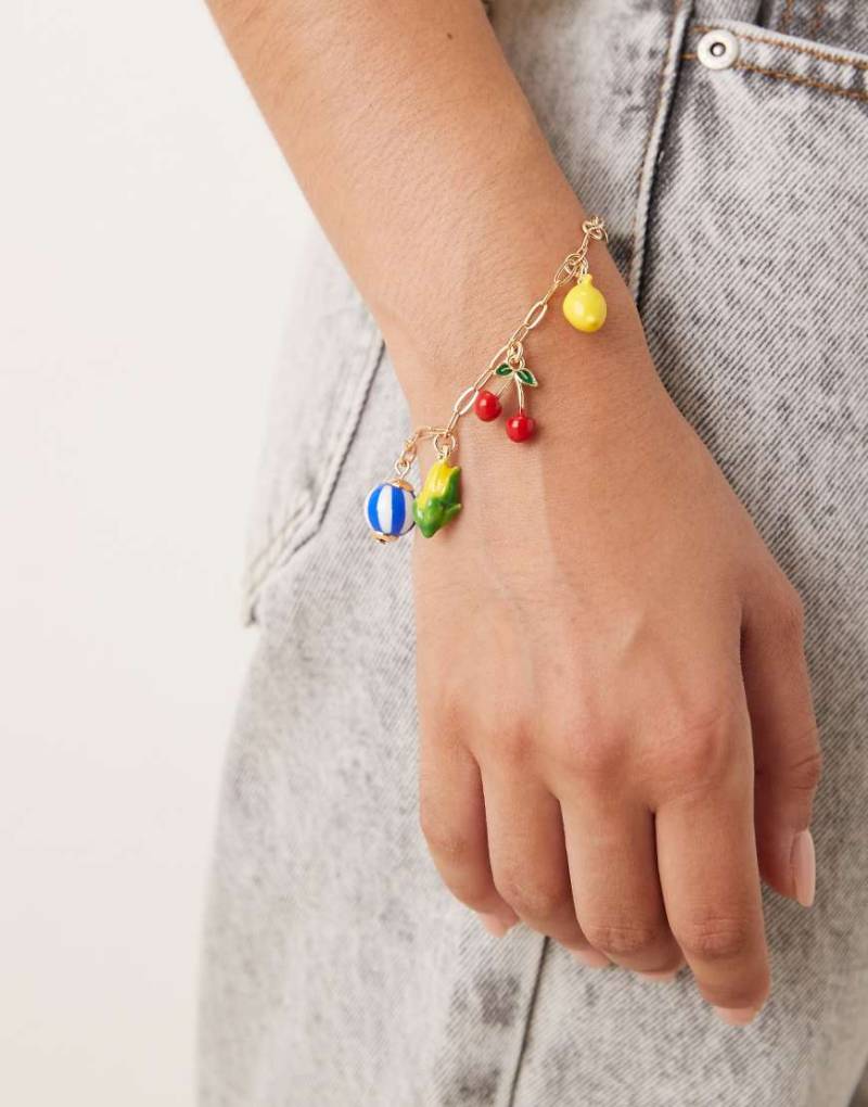 ASOS DESIGN - Goldfarbenes Armband mit ovalen Kettengliedern sowie mehreren Anhängern im Obst- und Gemüse-Design von ASOS DESIGN