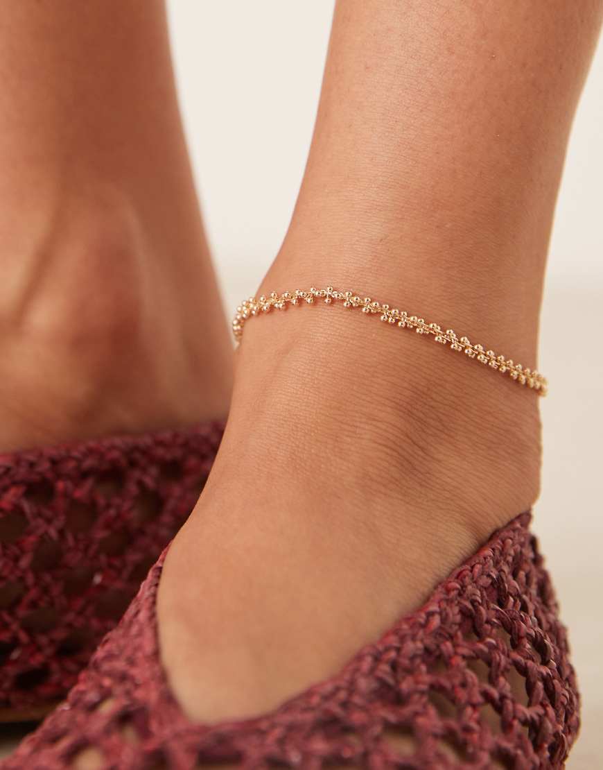 ASOS DESIGN - Goldfarbenes Fußkettchen mit texturierten, kleinen Gliedern von ASOS DESIGN