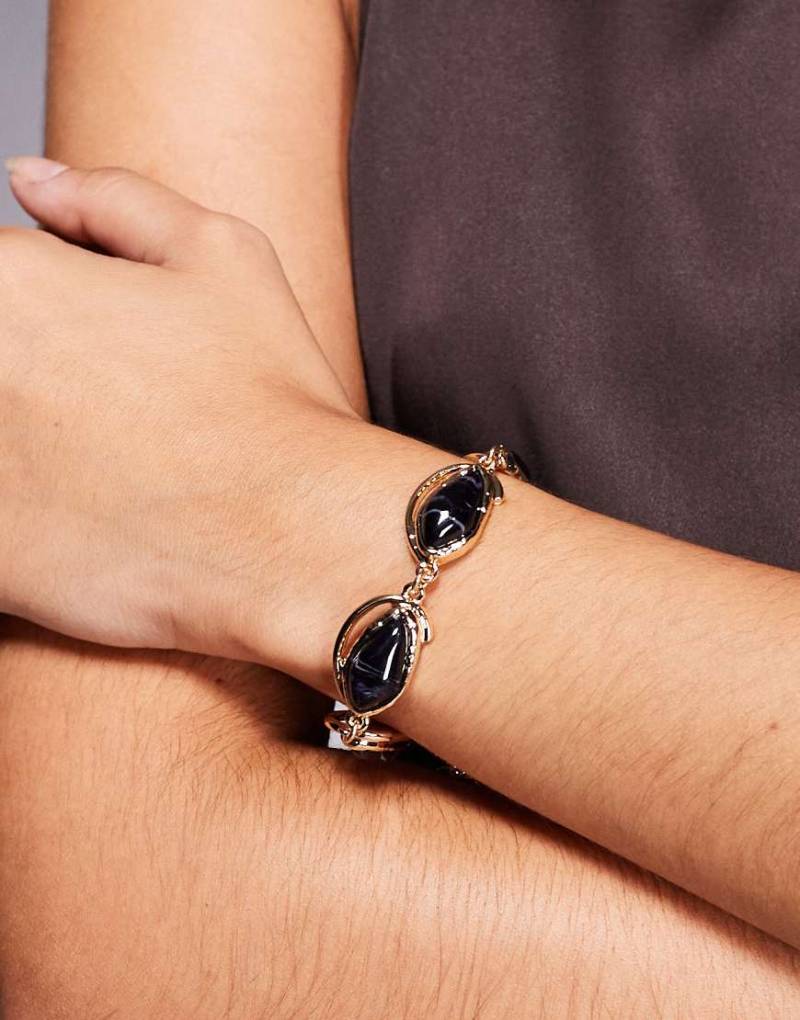 ASOS DESIGN - Goldfarbenes Ketten-Armband mit eingefassten Halbedelsteinen in Marineblau ASOS DESIGN - Goldfarbenes Ketten-Armband mit eingefassten Halbedelsteinen in Marineblau von ASOS DESIGN