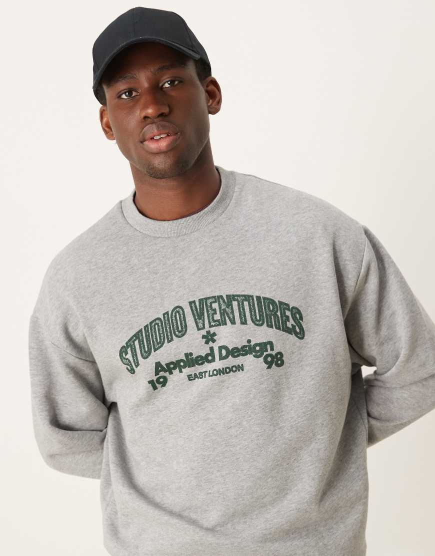 ASOS DESIGN - Sweatshirt in grau meliert mit grünem Print ASOS DESIGN - Sweatshirt in grau meliert mit grünem Print von ASOS DESIGN