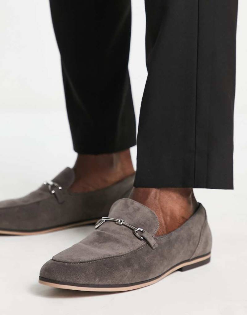 ASOS DESIGN - Graue Loafer aus Wildlederimitat mit Stegschnalle von ASOS DESIGN