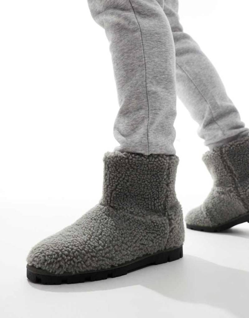 ASOS DESIGN - Graue Slipper-Stiefel aus Teddyfell von ASOS DESIGN