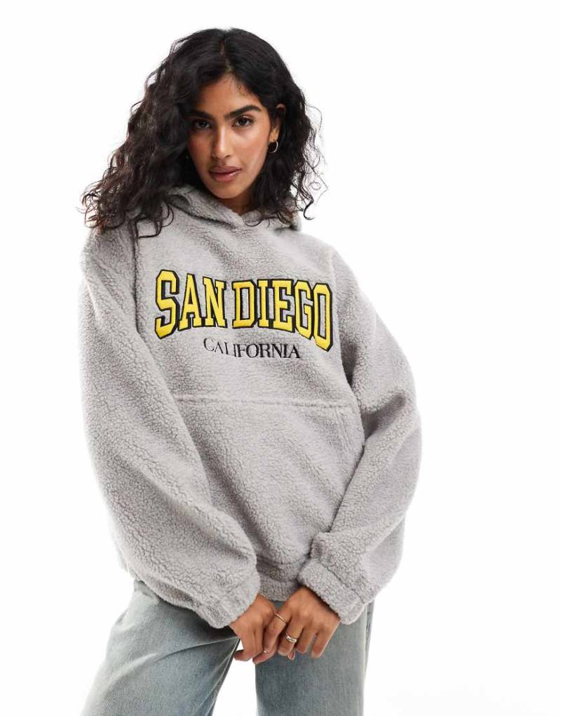 ASOS DESIGN - Grauer Oversize-Kapuzenpullover aus Teddyfell mit „San Diego"-Grafikprint von ASOS DESIGN