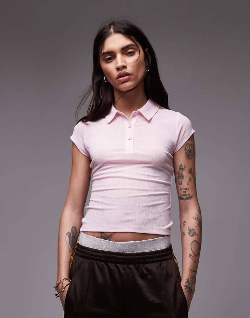 ASOS DESIGN - Griffiges Polo-T-Shirt in Babyrosa mit Kappärmeln von ASOS DESIGN
