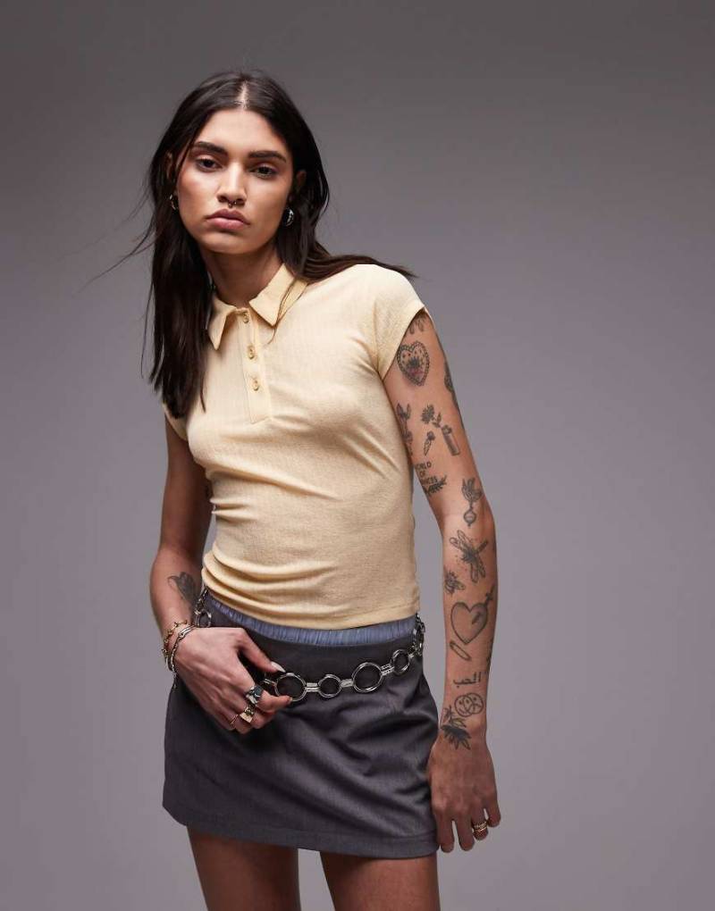 ASOS DESIGN - Griffiges Polo-T-Shirt in Buttermilchgelb mit Kappärmeln von ASOS DESIGN