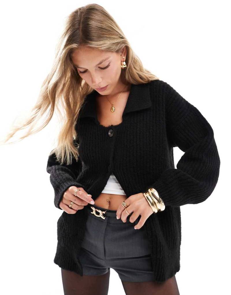 ASOS DESIGN - Grob gestrickte Oversize-Strickjacke in Schwarz mit Kragen von ASOS DESIGN