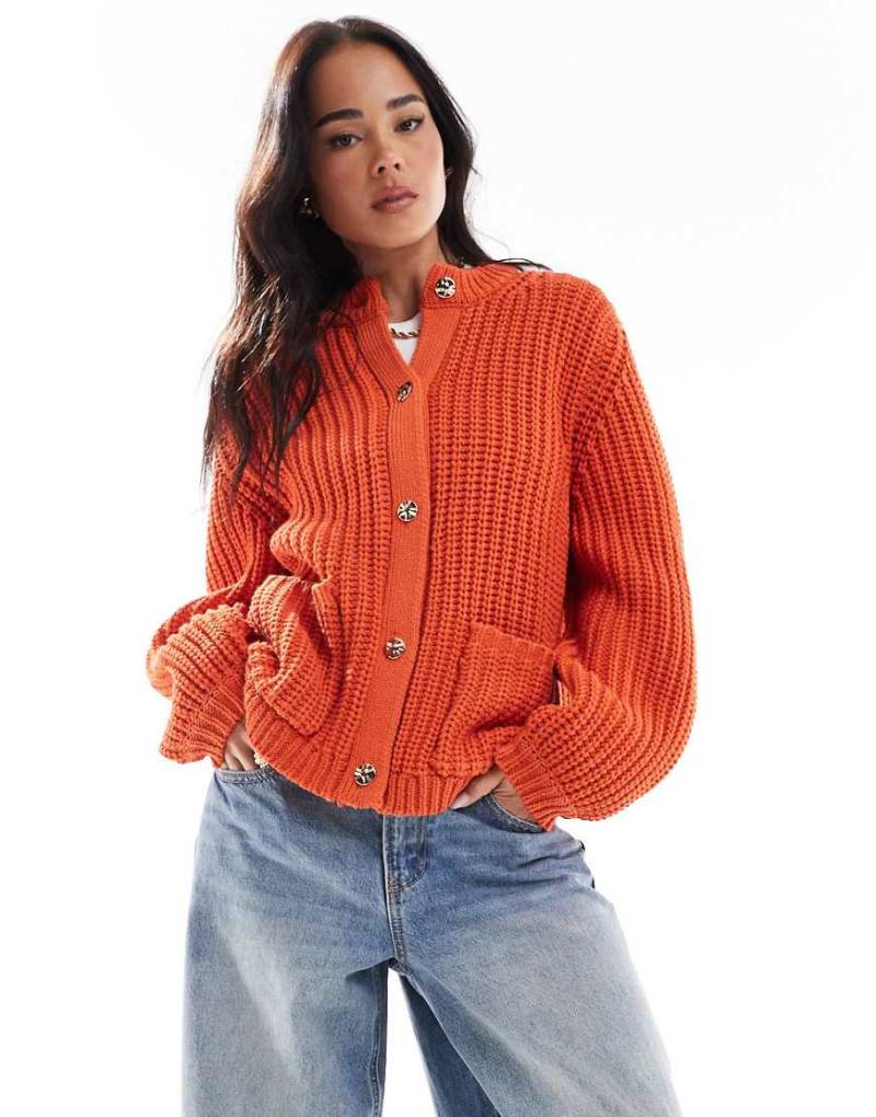 ASOS DESIGN - Grobe Strickjacke in Orange mit goldfarbenen Knöpfen von ASOS DESIGN