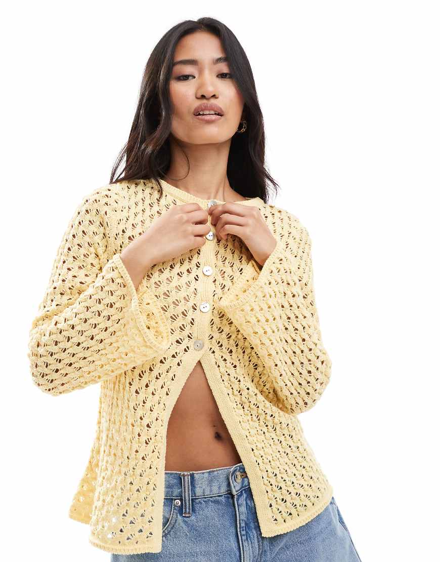 ASOS DESIGN - Grobmaschige Häkel-Strickjacke in Buttermilchgelb mit U-Boot-Ausschnitt von ASOS DESIGN
