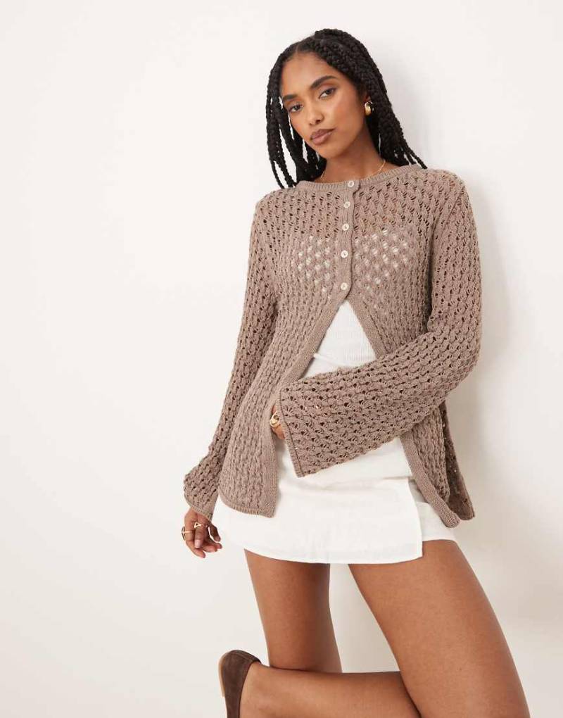 ASOS DESIGN - Grobmaschige Häkel-Strickjacke in Mokka mit U-Boot-Ausschnitt-Braun von ASOS DESIGN