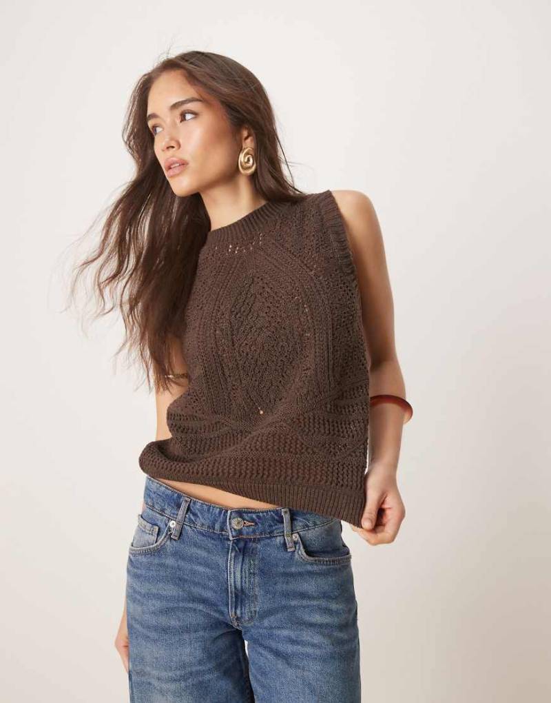 ASOS DESIGN - Grobstrick-Pullunder in Schokobraun von ASOS DESIGN