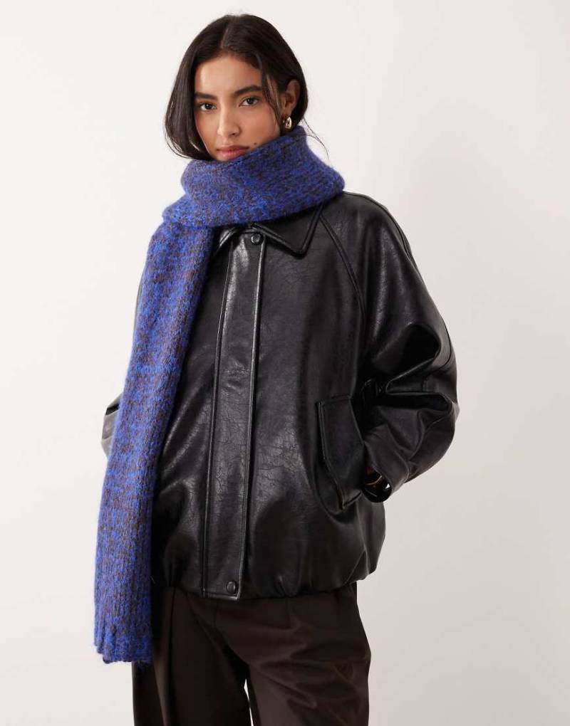 ASOS DESIGN - Grobstrick-Schal aus Space-Dye-Mischgarn in Blau und Braun von ASOS DESIGN