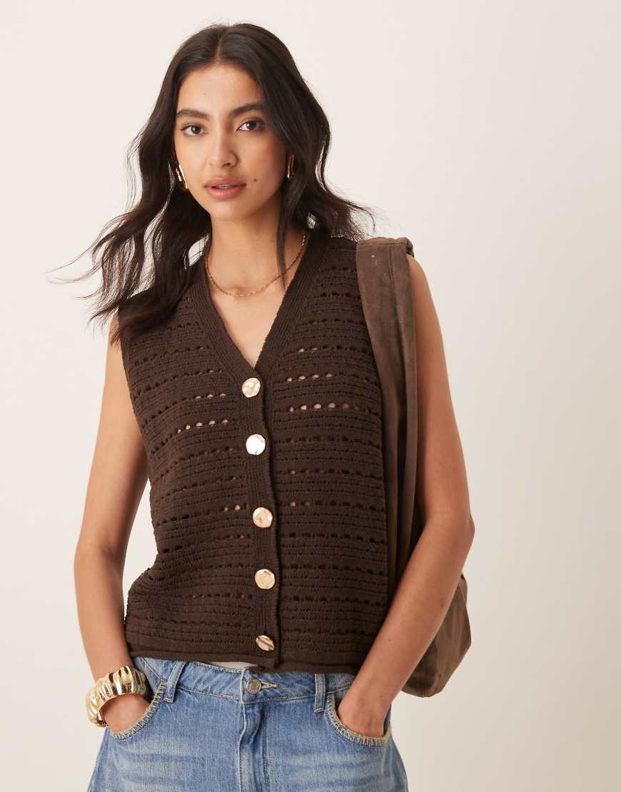 ASOS DESIGN - Grobstrick-Weste in Schokobraun mit goldfarbenen Knöpfen ASOS DESIGN - Grobstrick-Weste in Schokobraun mit goldfarbenen Knöpfen von ASOS DESIGN