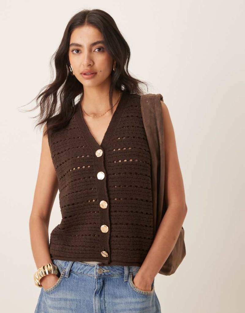 ASOS DESIGN - Grobstrick-Weste in Schokobraun mit goldfarbenen Knöpfen von ASOS DESIGN