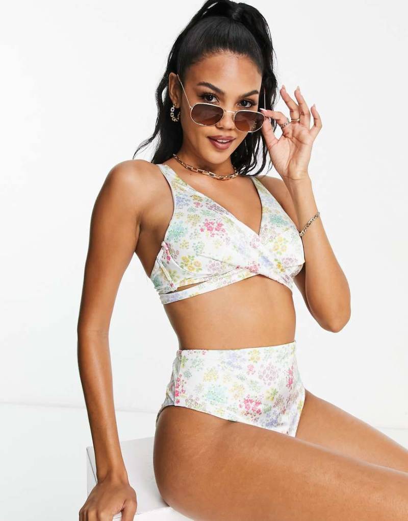 ASOS DESIGN - Größere Brust - Mix and Match - Bügel-Bikinioberteil im Wickeldesign mit Blümchenmuster-Bunt von ASOS DESIGN
