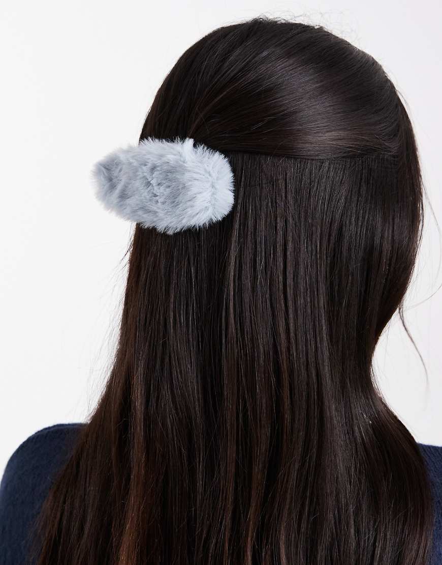 ASOS DESIGN - Große, flauschige Haarspange in Blau von ASOS DESIGN