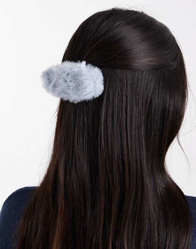 ASOS DESIGN - Große, flauschige Haarspange in Blau von ASOS DESIGN