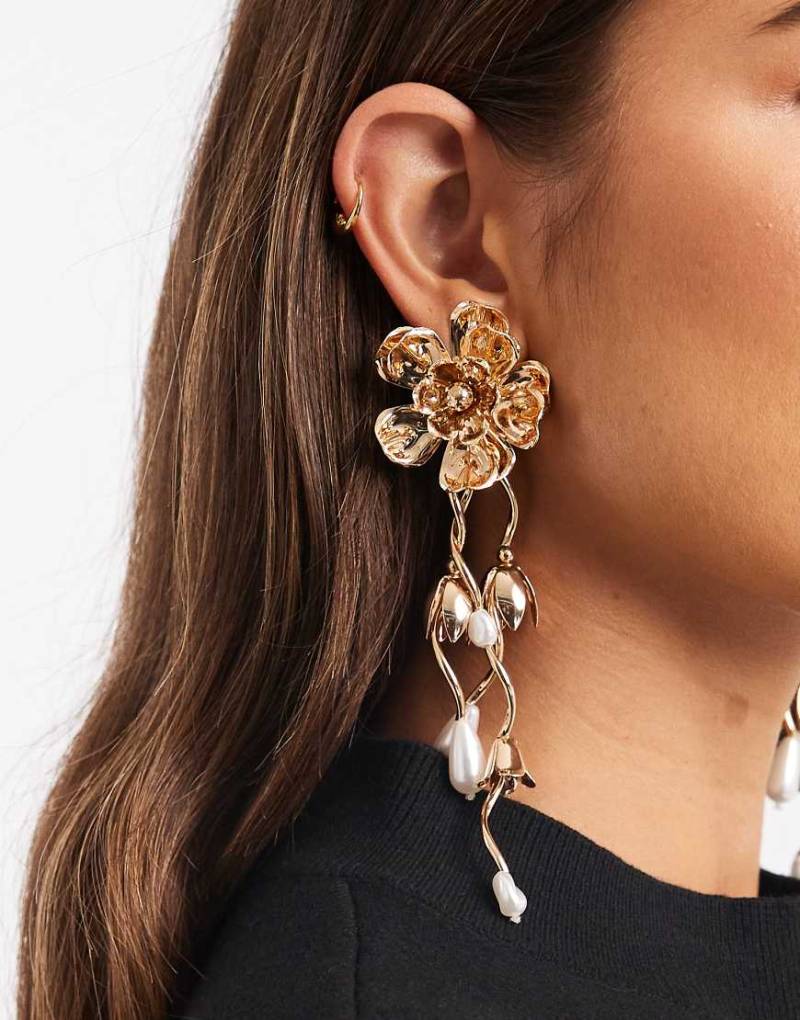 ASOS DESIGN - Große, goldfarbene Blumen-Ohrstecker mit Blumenanhängern von ASOS DESIGN