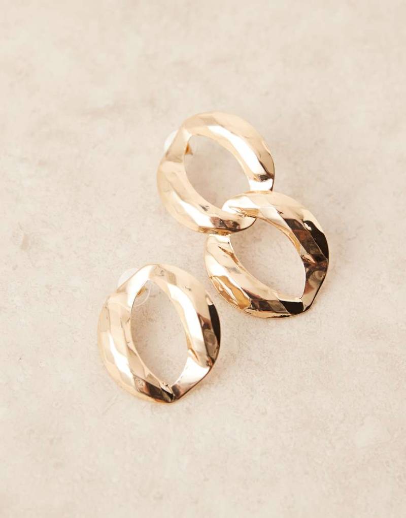 ASOS DESIGN - Große, goldfarbene Ohrstecker mit asymmetrischem Design von ASOS DESIGN