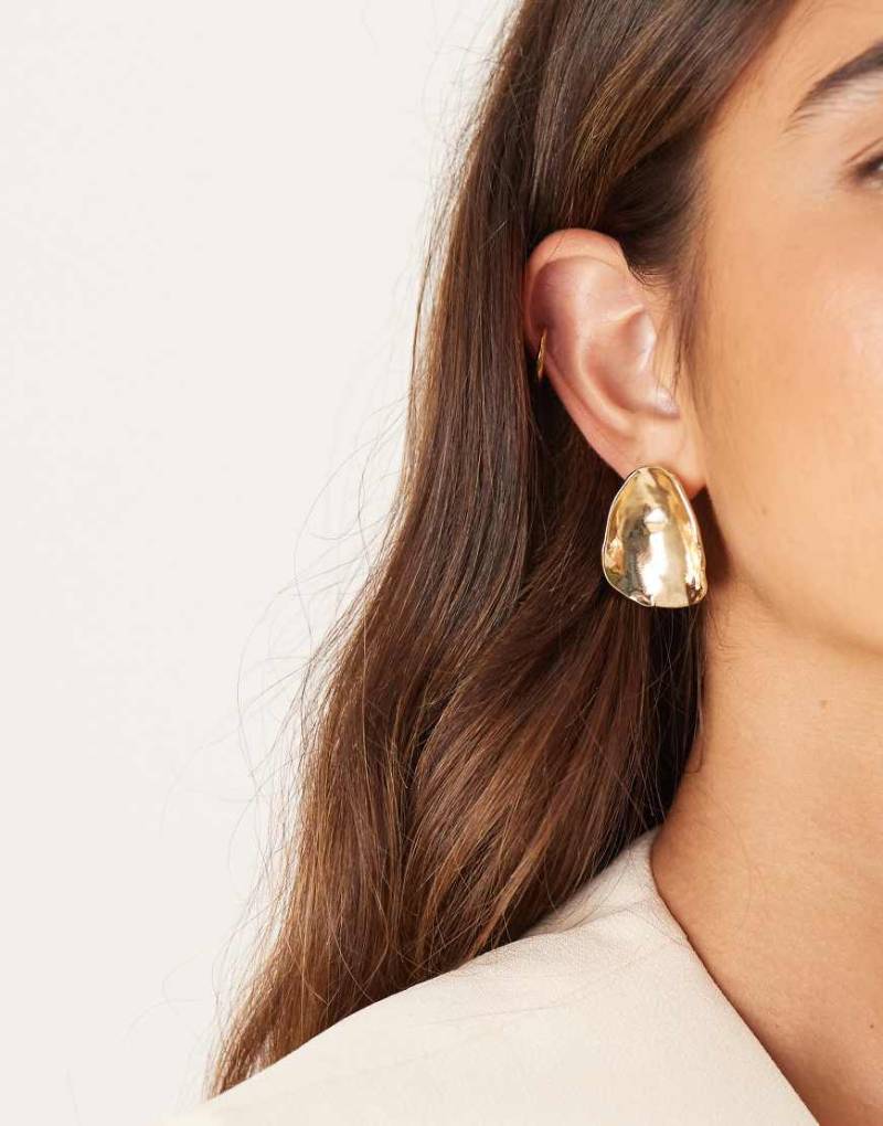 ASOS DESIGN - Große, ovale Ohrstecker in Goldoptik mit abgerundetem, gehämmertem Design-Goldfarben von ASOS DESIGN