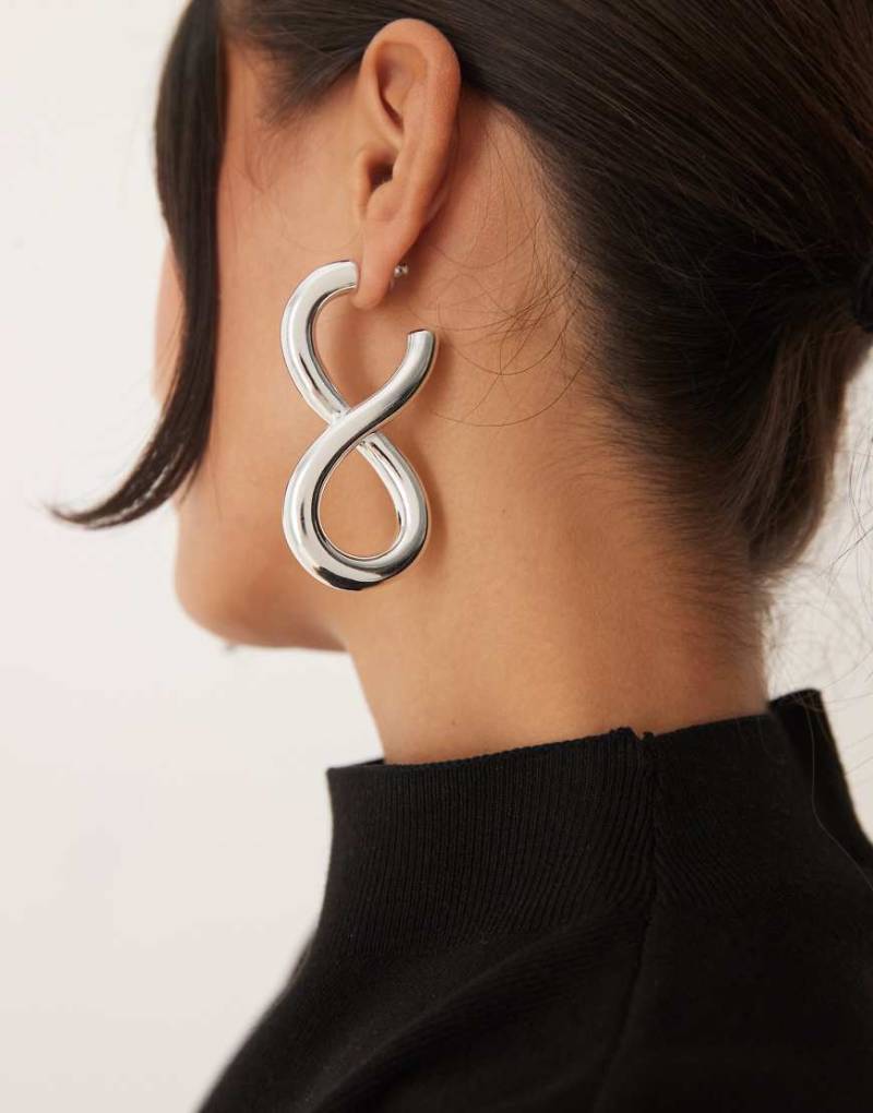 ASOS DESIGN - Große, silberfarbene Ohrringe mit verdrehtem Schlaufen-Design von ASOS DESIGN
