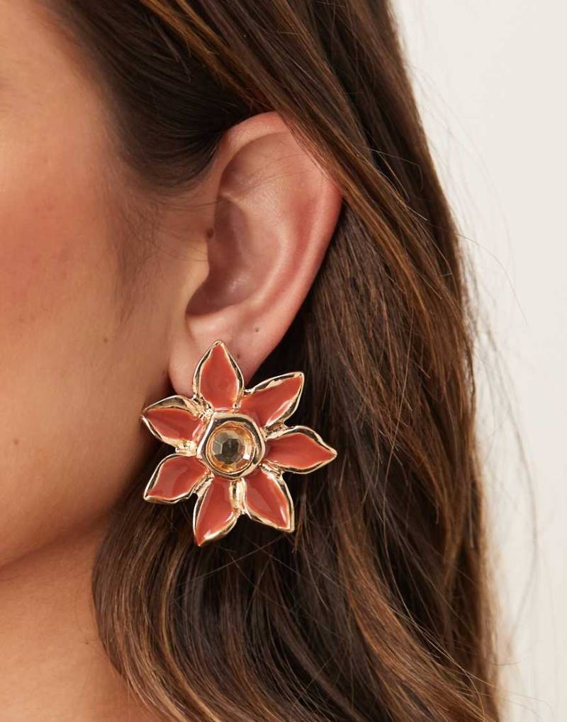 ASOS DESIGN - Große Blumen-Ohrstecker in Orange und Goldoptik von ASOS DESIGN