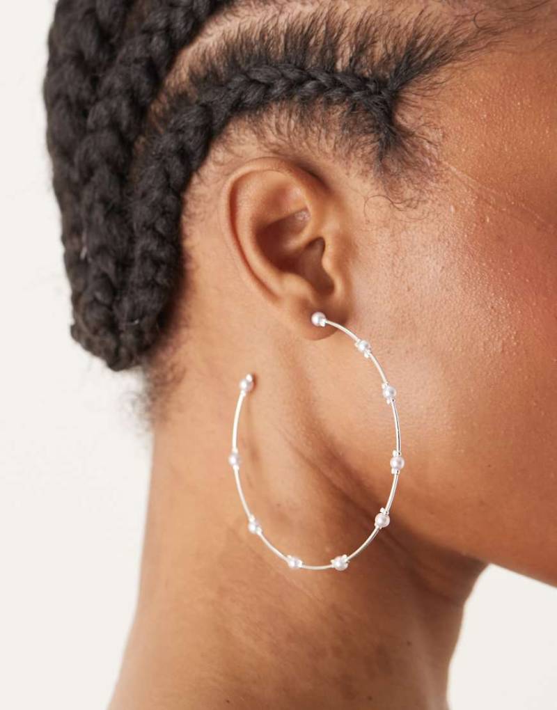 ASOS DESIGN - Große Creolen in Silber-Optik mit Kunstperlenverzierung von ASOS DESIGN